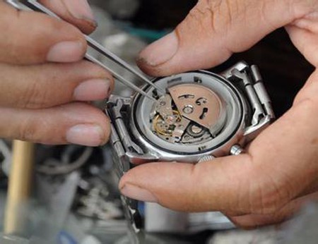 雅典经理人双时区腕表有划痕  雅典手表有划痕怎么解决